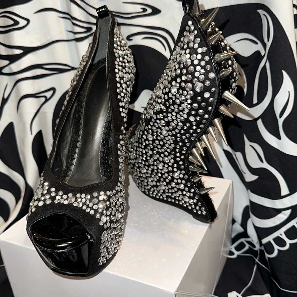 Vintage peep toes spiked high heels